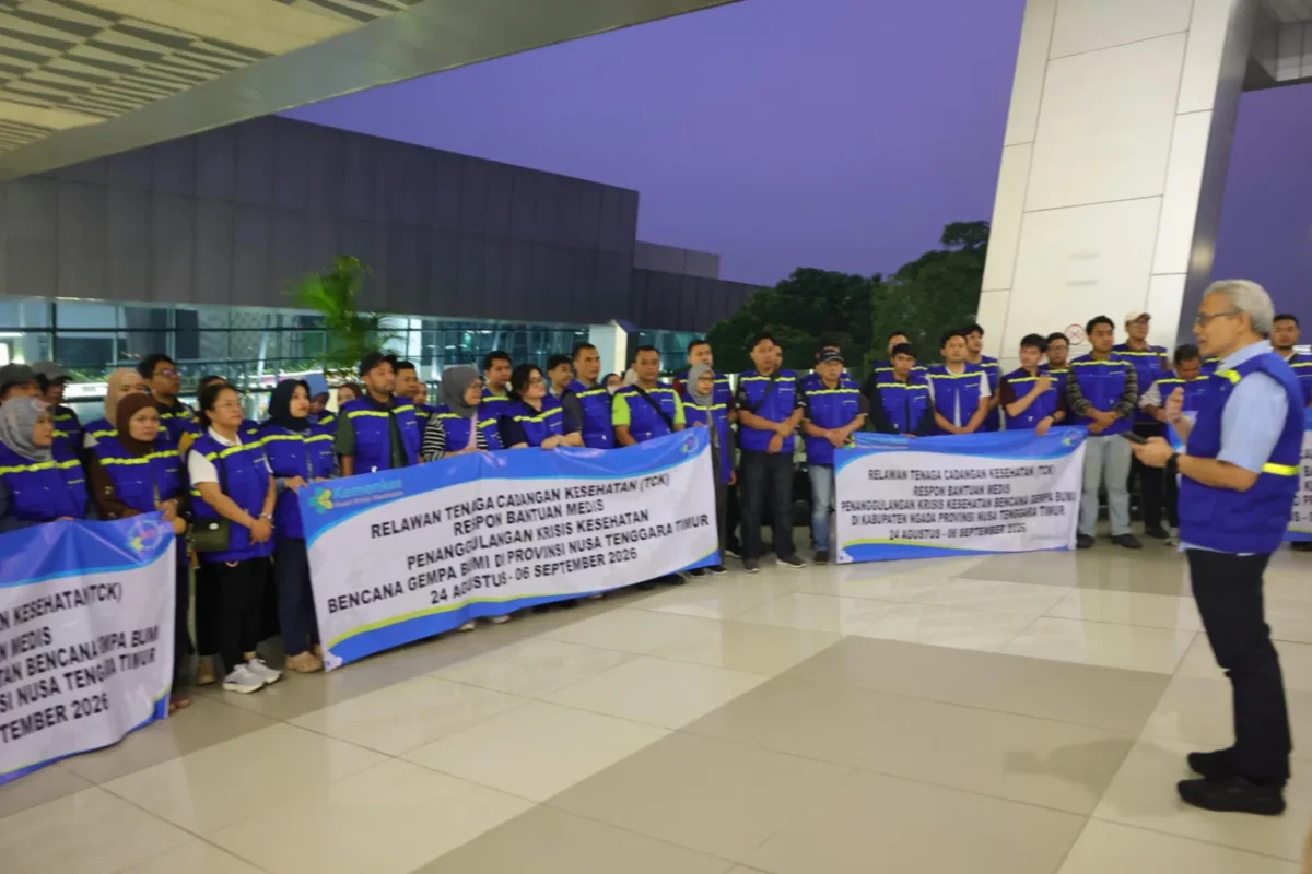 Sekretaris Jenderal Kemenkes Kunta Wibawa Dasa Nugraha melepas 206 relawan Tenaga Cadangan Kesehatan menuju NTT (foto: kementerian kesehatan)