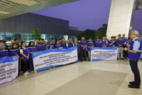 Sekretaris Jenderal Kemenkes Kunta Wibawa Dasa Nugraha melepas 206 relawan Tenaga Cadangan Kesehatan menuju NTT (foto: kementerian kesehatan)