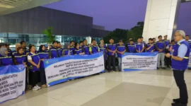 Sekretaris Jenderal Kemenkes Kunta Wibawa Dasa Nugraha melepas 206 relawan Tenaga Cadangan Kesehatan menuju NTT (foto: kementerian kesehatan)