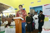 Wakil Menteri Transmigrasi Viva Yoga Mauladi menghadiri pesta adat masyarakat di Pulau Hiri, Kota Ternate, Maluku Utara (foto: Humas Kementerian Transmigrasi)