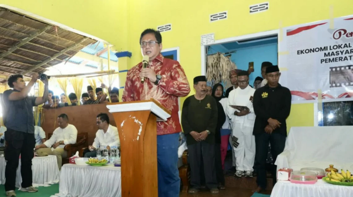 Wakil Menteri Transmigrasi Viva Yoga Mauladi menghadiri pesta adat masyarakat di Pulau Hiri, Kota Ternate, Maluku Utara (foto: Humas Kementerian Transmigrasi)