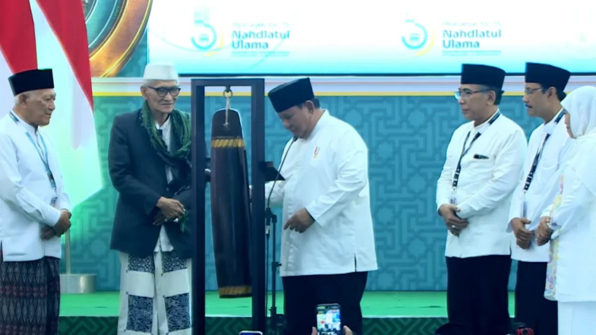 Presiden Prabowo Subianto memukul kentongan saat menutup Muktamar ke-35 Nahdlatul Ulama di Pondok Pesantren Bahrul Ulum Tambakberas, Jombang, Jawa Timur (foto: kementerian sekretaris negara)