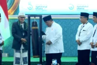 Presiden Prabowo Subianto memukul kentongan saat menutup Muktamar ke-35 Nahdlatul Ulama di Pondok Pesantren Bahrul Ulum Tambakberas, Jombang, Jawa Timur (foto: kementerian sekretaris negara)