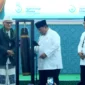 Presiden Prabowo Subianto memukul kentongan saat menutup Muktamar ke-35 Nahdlatul Ulama di Pondok Pesantren Bahrul Ulum Tambakberas, Jombang, Jawa Timur (foto: kementerian sekretaris negara)