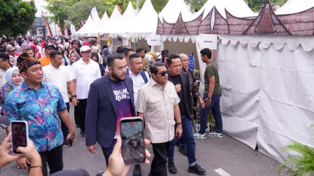 Menteri Ekonomi Kreatif/Kepala Badan Ekonomi Kreatif Teuku Riefky Harsya menyampaikan dukungan terhadap pengusulan Padang sebagai kota gastronomi dalam UNESCO Creative Cities Network (foto: Biro Komunikasi Kementerian Ekraf/Badan Ekraf)
