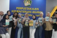 Mahasiswa memanfaatkan fasilitas Perpustakaan Kemenag untuk membaca dan mencari referensi selama libur semester. (foto: kementerian agama)