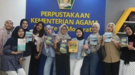 Mahasiswa memanfaatkan fasilitas Perpustakaan Kemenag untuk membaca dan mencari referensi selama libur semester. (foto: kementerian agama)