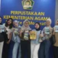 Mahasiswa memanfaatkan fasilitas Perpustakaan Kemenag untuk membaca dan mencari referensi selama libur semester. (foto: kementerian agama)