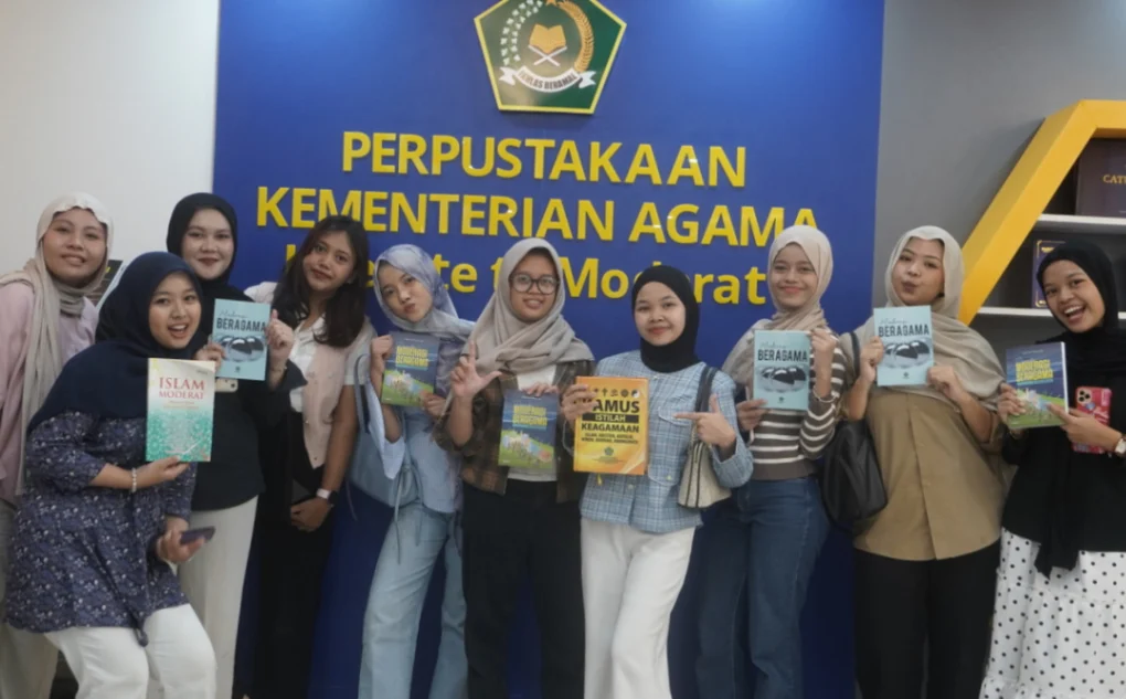 Mahasiswa memanfaatkan fasilitas Perpustakaan Kemenag untuk membaca dan mencari referensi selama libur semester. (foto: kementerian agama)