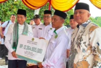 Menteri Agama Nasaruddin Umar meletakkan batu pertama pembangunan gedung baru MIN 5 Pidie Jaya, Kabupaten Pidie Jaya, Aceh ((foto: ist/Kementerian agama)