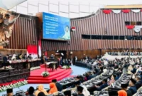 Presiden Prabowo Subianto menyampaikan komitmen pemerintah memperkuat kemandirian energi melalui pembangunan PLTS dan pengembangan ekosistem kendaraan listrik nasional. (foto: BPMI Setpres)
