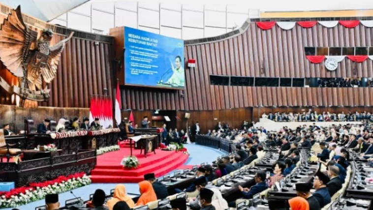 Presiden Prabowo Subianto menyampaikan komitmen pemerintah memperkuat kemandirian energi melalui pembangunan PLTS dan pengembangan ekosistem kendaraan listrik nasional. (foto: BPMI Setpres)