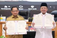 Menteri ATR/BPN Nusron Wahid bersama Mendagri Tito Karnavian menandatangani SEB tentang percepatan verifikasi dan validasi BPHTB (foto: kementerian atr/bpr)