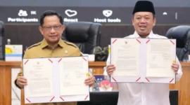 Menteri ATR/BPN Nusron Wahid bersama Mendagri Tito Karnavian menandatangani SEB tentang percepatan verifikasi dan validasi BPHTB (foto: kementerian atr/bpr)