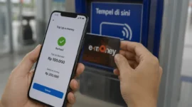 Pengguna melakukan pengisian saldo kartu e-money menggunakan ponsel yang mendukung fitur NFC (Ilustrasi AI : sisipublik.com)