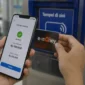 Pengguna melakukan pengisian saldo kartu e-money menggunakan ponsel yang mendukung fitur NFC (Ilustrasi AI : sisipublik.com)