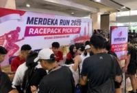 foto: Peserta Merdeka Run 2026 mengambil racepack di Wisma Serbaguna GBK, Jakarta, sebelum mengikuti lomba pada Sabtu (29/8) (ilustrasi AI: sisipublik.com)