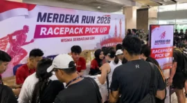 foto: Peserta Merdeka Run 2026 mengambil racepack di Wisma Serbaguna GBK, Jakarta, sebelum mengikuti lomba pada Sabtu (29/8) (ilustrasi AI: sisipublik.com)