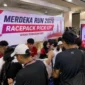 foto: Peserta Merdeka Run 2026 mengambil racepack di Wisma Serbaguna GBK, Jakarta, sebelum mengikuti lomba pada Sabtu (29/8) (ilustrasi AI: sisipublik.com)