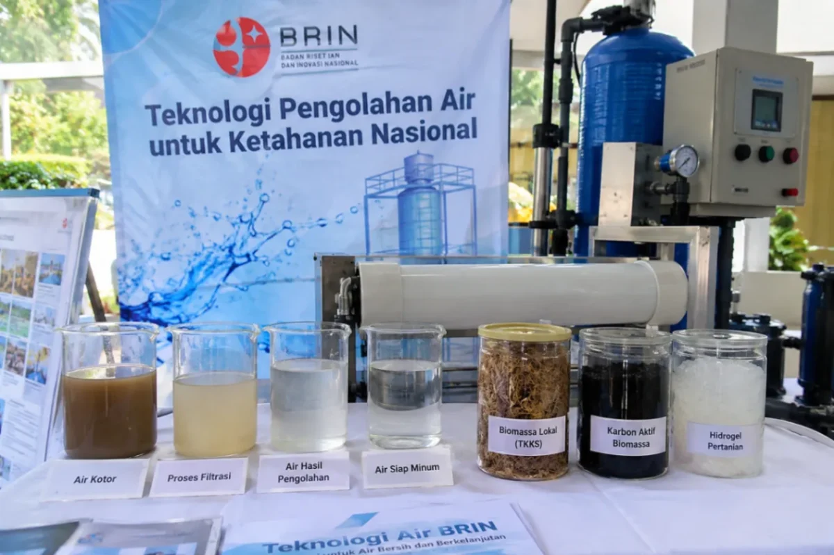 BRIN mengembangkan teknologi pengolahan air berbasis biomassa, Arsinum, dan desalinasi untuk mendukung ketahanan air nasional (ilustrasi AI : sisipublik.com)