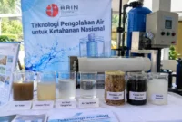 BRIN mengembangkan teknologi pengolahan air berbasis biomassa, Arsinum, dan desalinasi untuk mendukung ketahanan air nasional (ilustrasi AI : sisipublik.com)