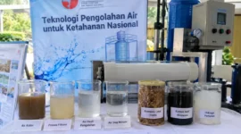 BRIN mengembangkan teknologi pengolahan air berbasis biomassa, Arsinum, dan desalinasi untuk mendukung ketahanan air nasional (ilustrasi AI : sisipublik.com)