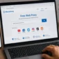 pengguna mengakses layanan proxy BlockAway melalui peramban untuk meneruskan permintaan ke situs tujuan. (ilustrasi AI : sisipublik.com)