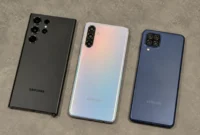 Pengguna memeriksa pengaturan pada HP Samsung untuk mengurangi notifikasi promosi dan mengatasi kemunculan iklan yang mengganggu (Ilustrasi AI : sisipublik.com)