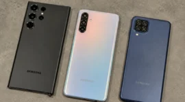Pengguna memeriksa pengaturan pada HP Samsung untuk mengurangi notifikasi promosi dan mengatasi kemunculan iklan yang mengganggu (Ilustrasi AI : sisipublik.com)