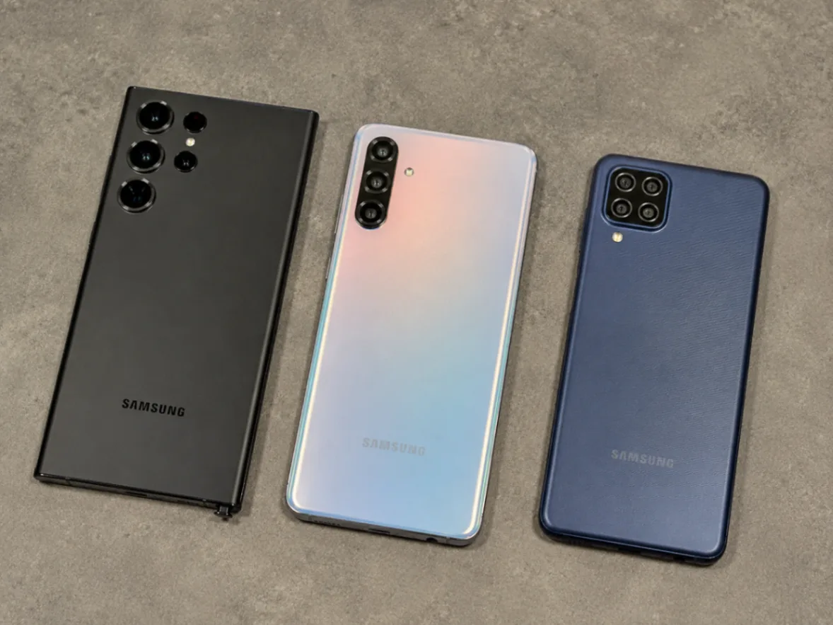 Pengguna memeriksa pengaturan pada HP Samsung untuk mengurangi notifikasi promosi dan mengatasi kemunculan iklan yang mengganggu (Ilustrasi AI : sisipublik.com)