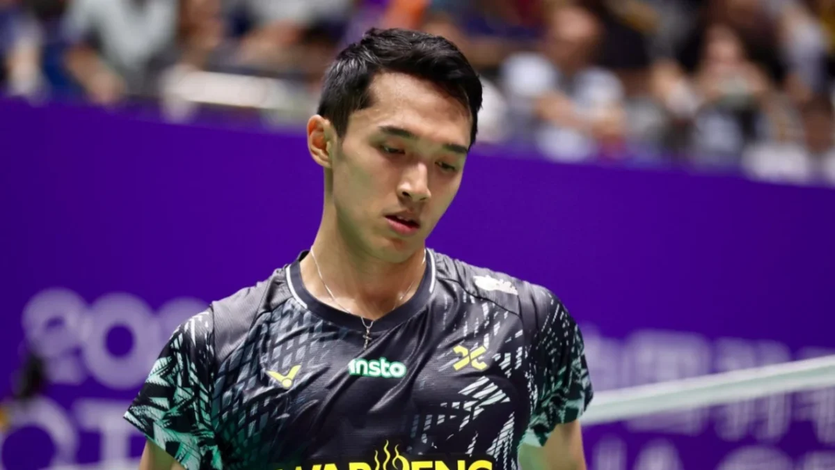 Jonatan Christie bertanding melawan Jia Heng Jason Teh pada babak 32 besar Kejuaraan Dunia BWF 2026 di New Delhi, India (foto: dok. pbsi)
