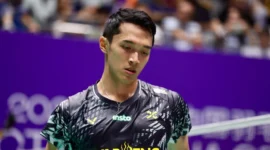 Jonatan Christie bertanding melawan Jia Heng Jason Teh pada babak 32 besar Kejuaraan Dunia BWF 2026 di New Delhi, India (foto: dok. pbsi)