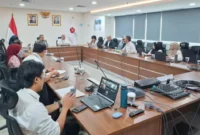 BRIN dan Pemerintah Kabupaten Mamuju Tengah membahas peluang kerja sama riset untuk menangani persoalan sampah dan kekeringan di daerah (foto: humas brin)