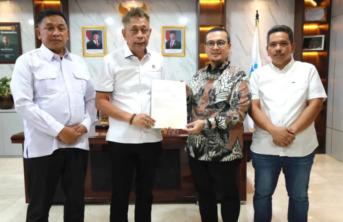 : Bupati Mamuju Tengah Arsal Aras menyerahkan salinan sertifikat lahan calon Sekolah Rakyat kepada Wakil Menteri Sosial Agus Jabo Priyono di Kantor Kemensos, Jakarta (foto: kementerian sosial)