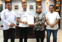 : Bupati Mamuju Tengah Arsal Aras menyerahkan salinan sertifikat lahan calon Sekolah Rakyat kepada Wakil Menteri Sosial Agus Jabo Priyono di Kantor Kemensos, Jakarta (foto: kementerian sosial)