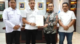 : Bupati Mamuju Tengah Arsal Aras menyerahkan salinan sertifikat lahan calon Sekolah Rakyat kepada Wakil Menteri Sosial Agus Jabo Priyono di Kantor Kemensos, Jakarta (foto: kementerian sosial)