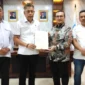 : Bupati Mamuju Tengah Arsal Aras menyerahkan salinan sertifikat lahan calon Sekolah Rakyat kepada Wakil Menteri Sosial Agus Jabo Priyono di Kantor Kemensos, Jakarta (foto: kementerian sosial)