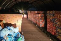 Petugas mendistribusikan bantuan logistik berupa makanan, air minum, obat-obatan, tenda, dan kebutuhan dasar lainnya ke sejumlah wilayah terdampak gempa di Nusa Tenggara Timur pada hari kedua penanganan bencana. (foto: BPMI Setpres/Unggahan Akun Media Sosial @sekretariat.kabinet)