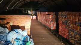 Petugas mendistribusikan bantuan logistik berupa makanan, air minum, obat-obatan, tenda, dan kebutuhan dasar lainnya ke sejumlah wilayah terdampak gempa di Nusa Tenggara Timur pada hari kedua penanganan bencana. (foto: BPMI Setpres/Unggahan Akun Media Sosial @sekretariat.kabinet)