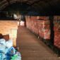 Petugas mendistribusikan bantuan logistik berupa makanan, air minum, obat-obatan, tenda, dan kebutuhan dasar lainnya ke sejumlah wilayah terdampak gempa di Nusa Tenggara Timur pada hari kedua penanganan bencana. (foto: BPMI Setpres/Unggahan Akun Media Sosial @sekretariat.kabinet)