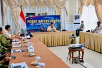residen Prabowo Subianto memimpin rapat koordinasi penanganan kebakaran hutan dan lahan setelah tiba di Kalimantan Barat (foto: BPMI Setpres)