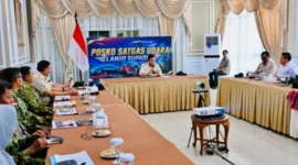 residen Prabowo Subianto memimpin rapat koordinasi penanganan kebakaran hutan dan lahan setelah tiba di Kalimantan Barat (foto: BPMI Setpres)