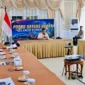 residen Prabowo Subianto memimpin rapat koordinasi penanganan kebakaran hutan dan lahan setelah tiba di Kalimantan Barat (foto: BPMI Setpres)