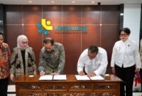 Menteri Koperasi Ferry Juliantono dan Menteri LH/Kepala BPLH Mohammad Jumhur Hidayat menandatangani Nota Kesepahaman kerja sama (foto: Humas Kementerian Koperasi)