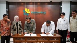 Menteri Koperasi Ferry Juliantono dan Menteri LH/Kepala BPLH Mohammad Jumhur Hidayat menandatangani Nota Kesepahaman kerja sama (foto: Humas Kementerian Koperasi)