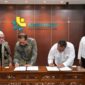 Menteri Koperasi Ferry Juliantono dan Menteri LH/Kepala BPLH Mohammad Jumhur Hidayat menandatangani Nota Kesepahaman kerja sama (foto: Humas Kementerian Koperasi)
