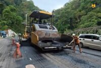 Kementerian PU memperkuat lereng dan struktur Jalan Nasional Padang Panjang–Sicincin di kawasan Lembah Anai, Sumatera Barat. (foto: Kementerian pu)