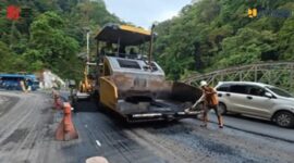 Kementerian PU memperkuat lereng dan struktur Jalan Nasional Padang Panjang–Sicincin di kawasan Lembah Anai, Sumatera Barat. (foto: Kementerian pu)