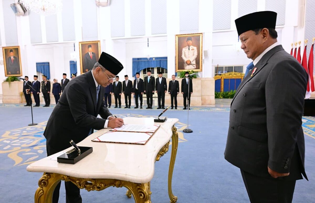 Presiden Prabowo Subianto melantik Suahasil Nazara sebagai Menteri Keuangan di Istana Negara, Jakarta (foto:  kementerian sekretaris negara)
