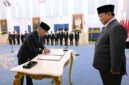 Presiden Prabowo Subianto melantik Suahasil Nazara sebagai Menteri Keuangan di Istana Negara, Jakarta (foto:  kementerian sekretaris negara)